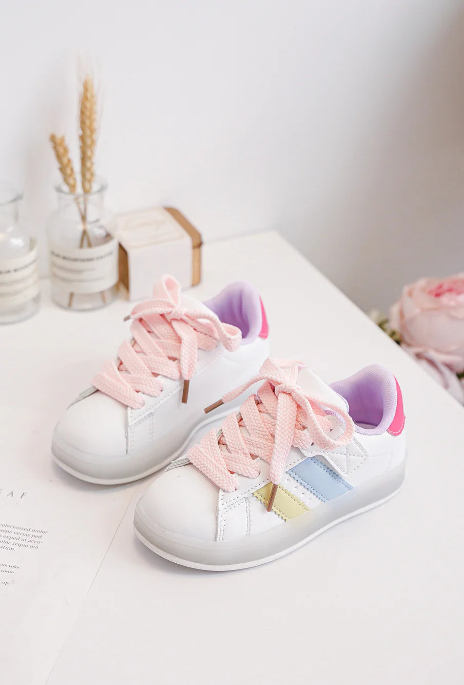 Sneakers con lacci per bambini – Scarpe per bambini – Comode e leggere – Bianco/Multicolore pastello