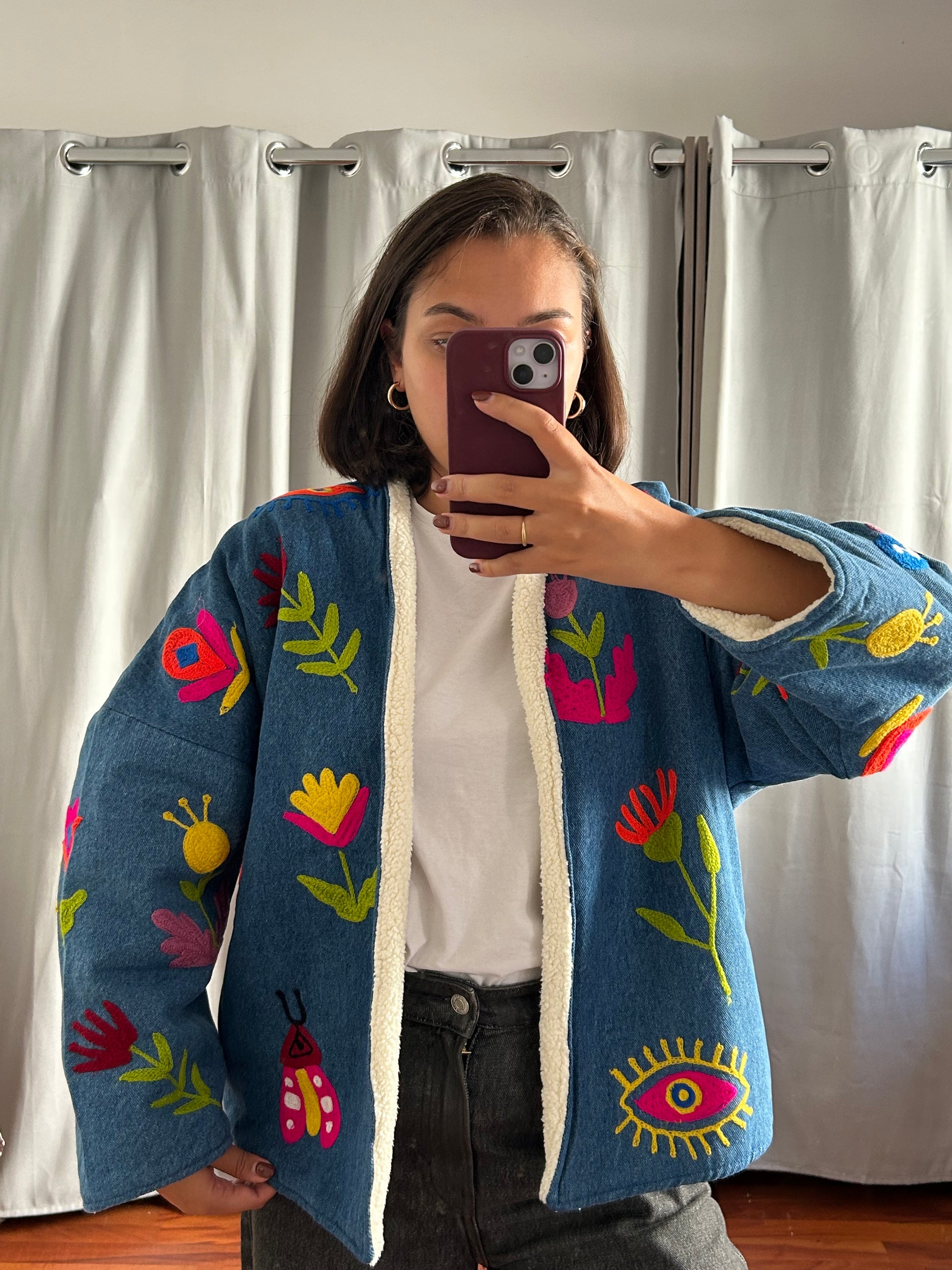 Giacca di jeans ricamata con motivi colorati