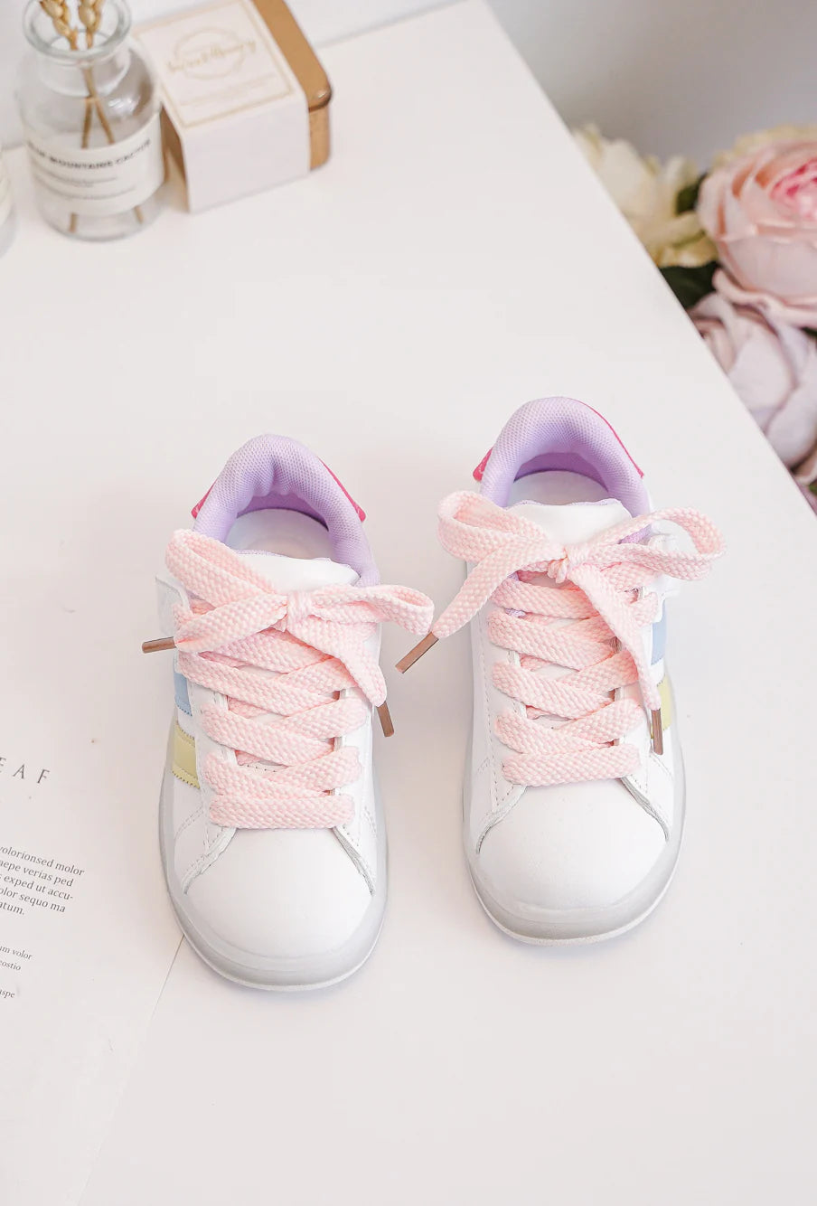Sneakers con lacci per bambini – Scarpe per bambini – Comode e leggere – Bianco/Multicolore pastello