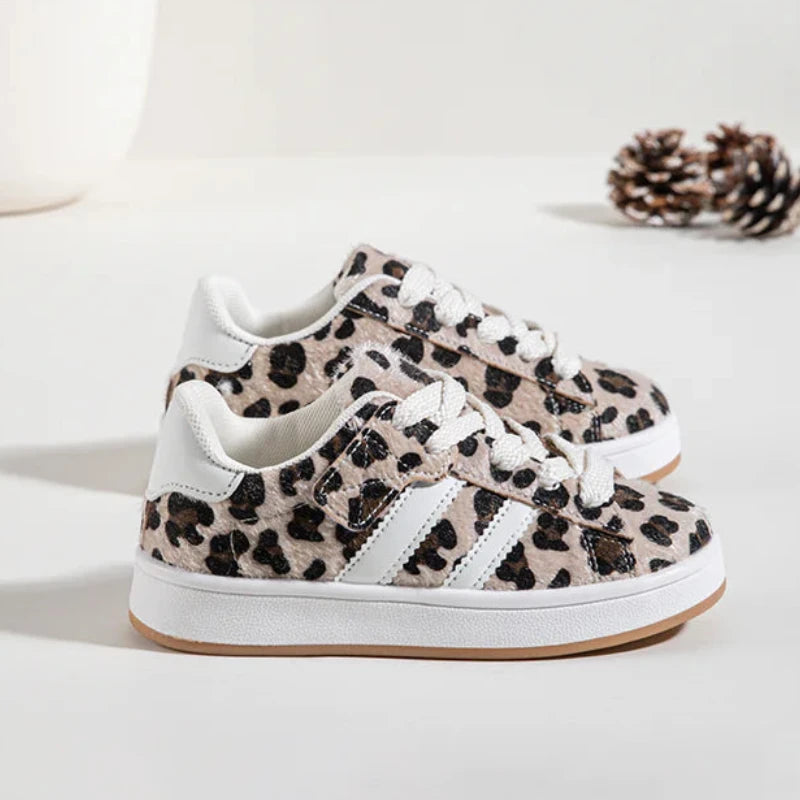 Sneakers con lacci per bambini con stampa leopardata nei colori beige e bianco: scarpe comode ed eleganti per tutti i giorni