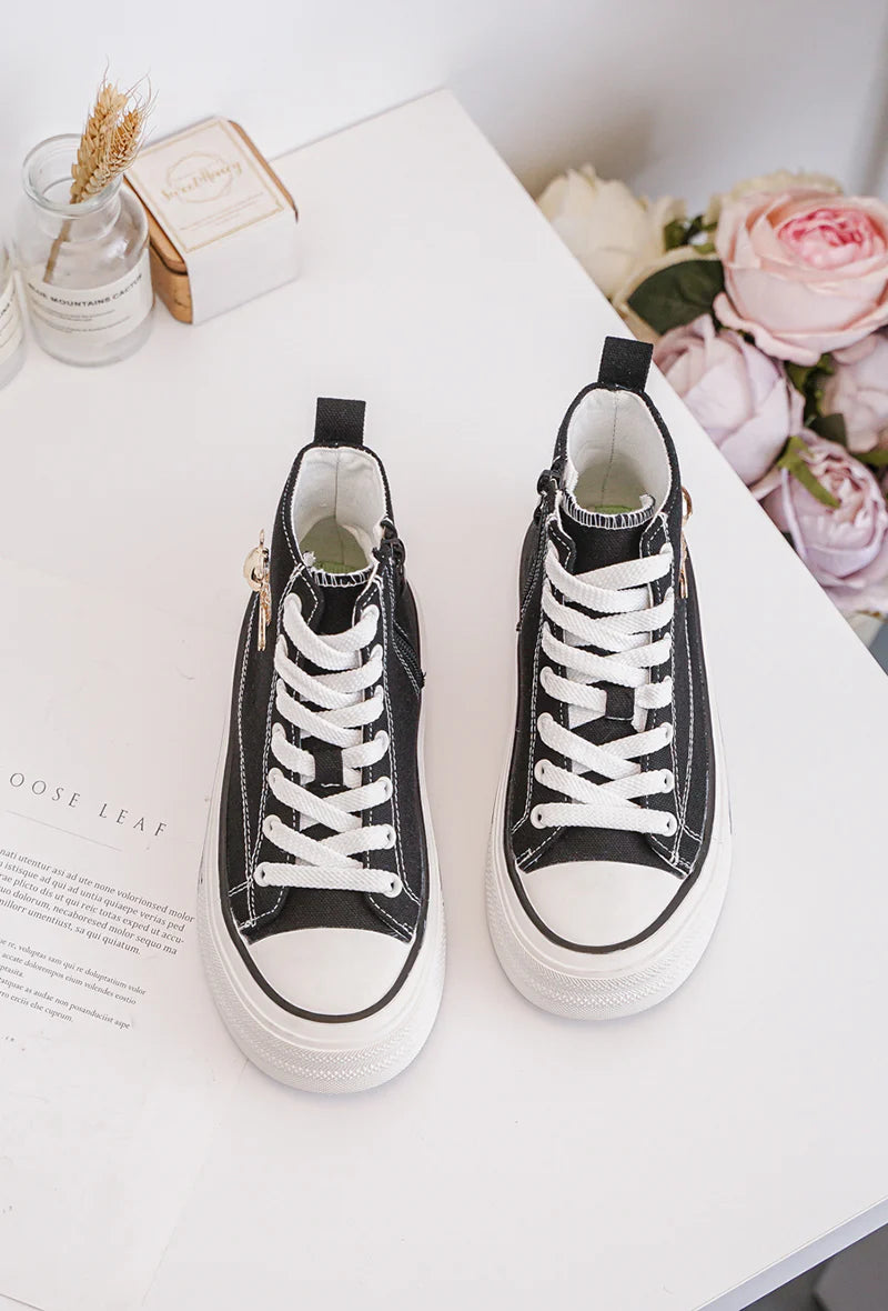 Sneakers alte per bambini – Scarpe per bambini – Nere – Stile urbano con dettagli dorati