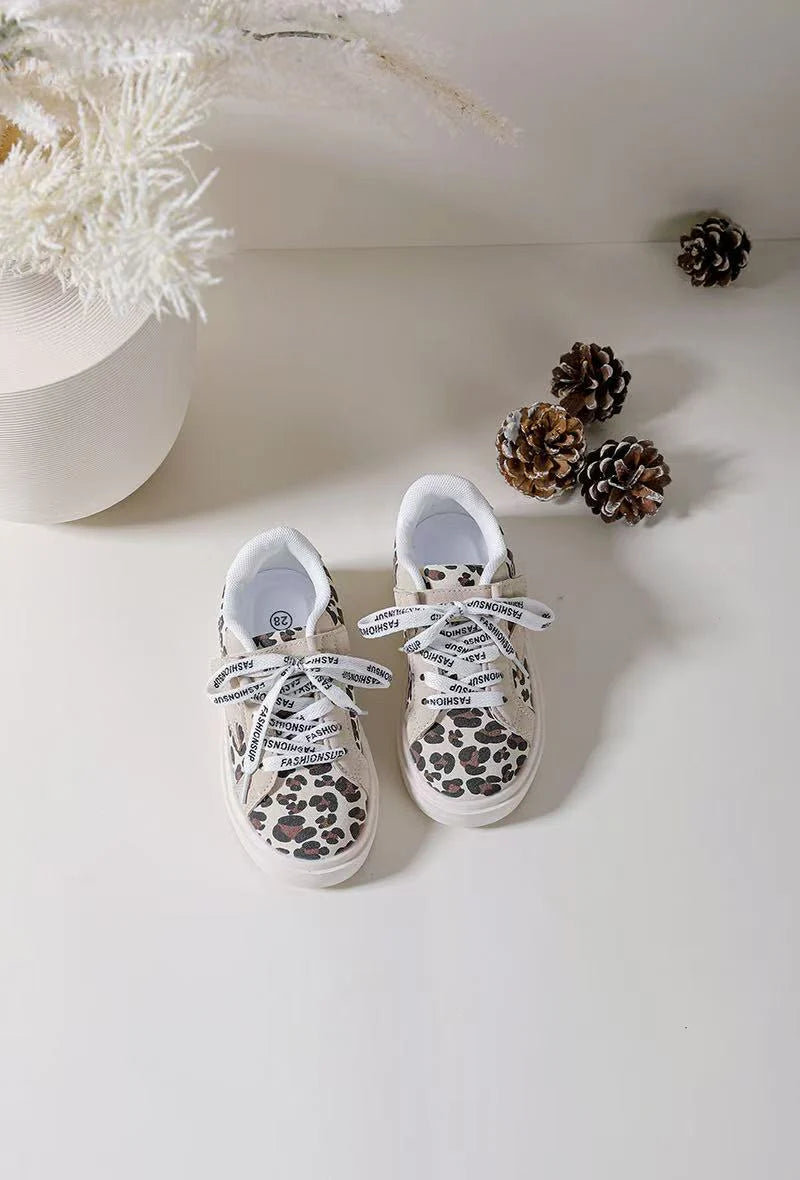 Sneakers con lacci per bambini – Scarpe per bambini – Comode e leggere – Stampa leopardata beige