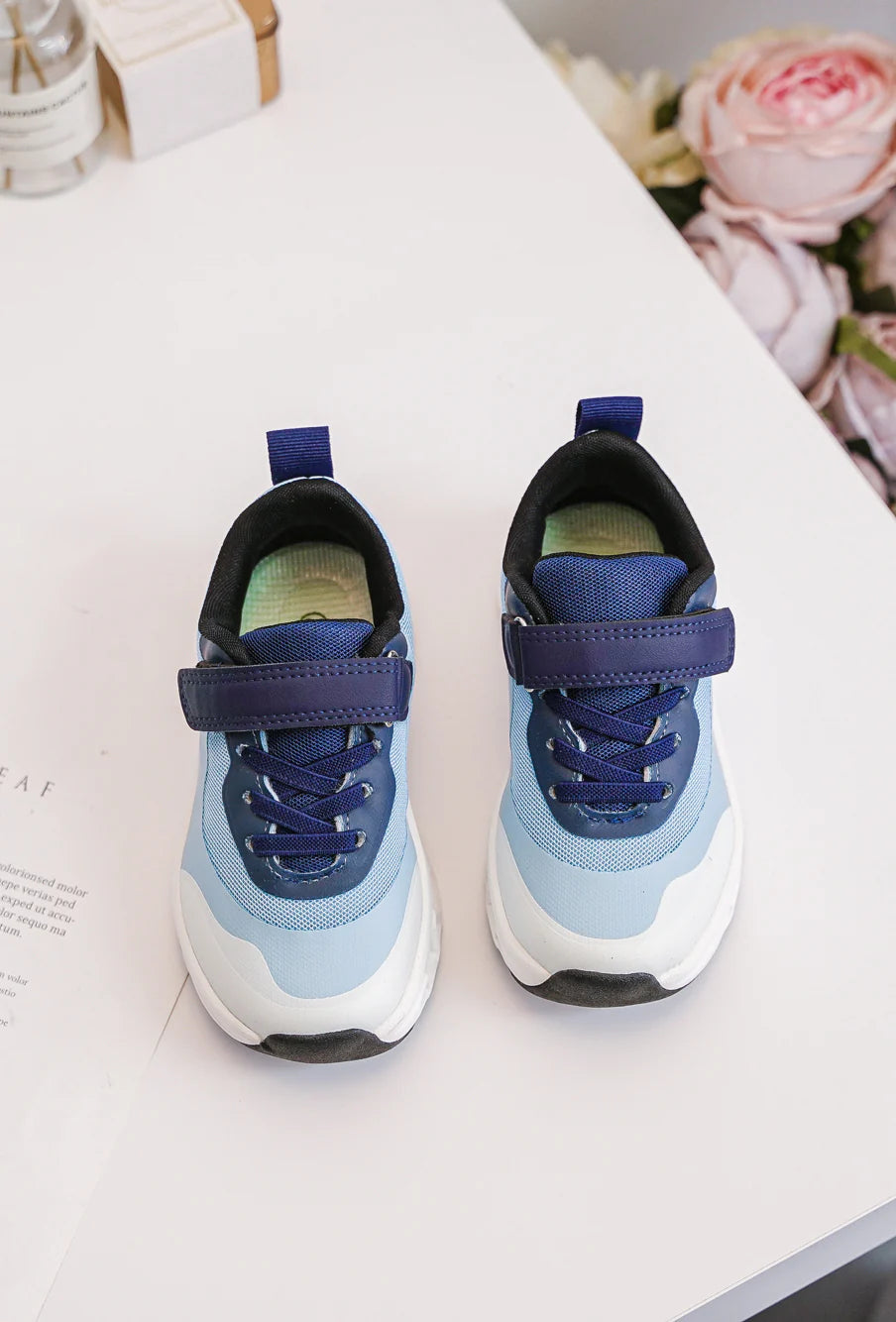 Sneakers con velcro per bambini – Scarpe sportive per bambini – Comode e leggere – Azzurro e blu navy