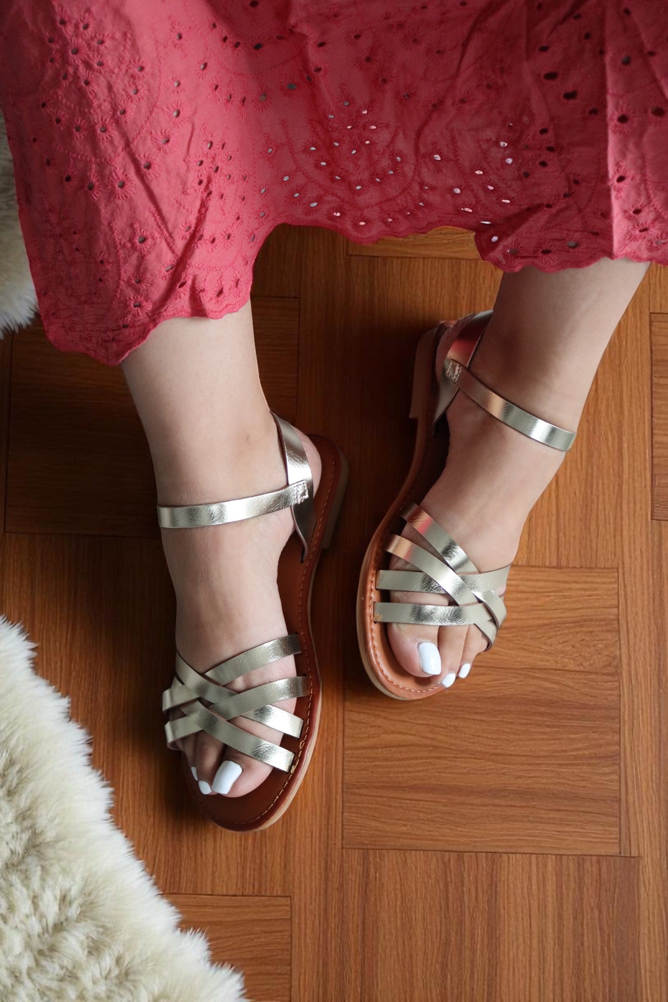 Sandali bassi dorati da donna – Sandali incrociati in pelle vegana – Scarpe estive chic e comode per il 2025