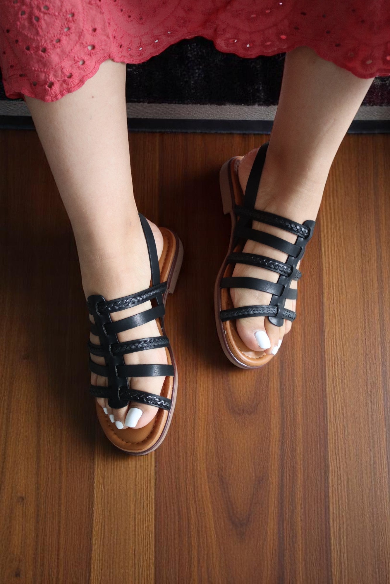 Sandali estivi neri da donna – Sandali aperti in pelle vegana – Scarpe basse comode e alla moda 2025